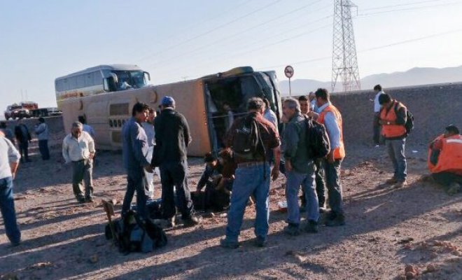 Pozo Almonte: Volcamiento de bus deja 18 trabajadores de SQM lesionados