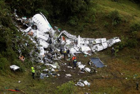 Operan a sobrevivientes de accidente aéreo en Colombia, comenzará investigación