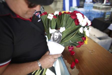 Cubanos dan último adiós a Castro durante recorrido de sus cenizas por el país
