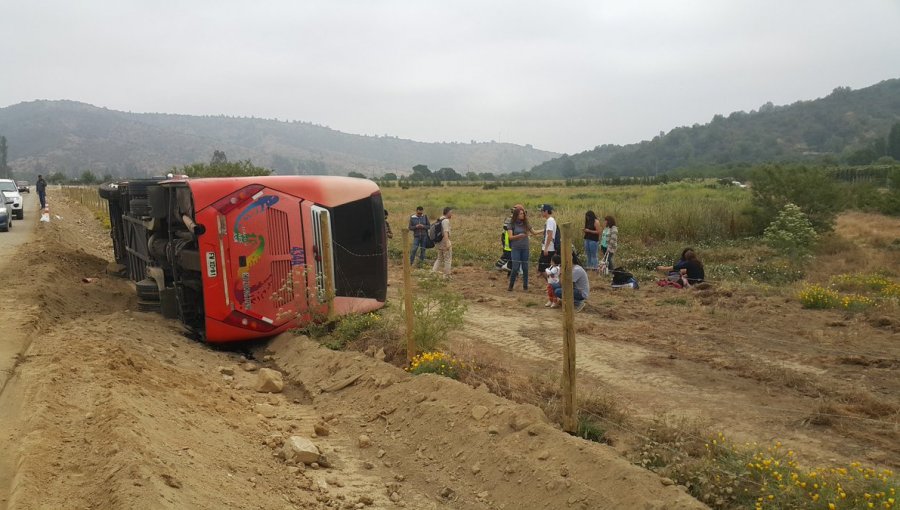 Pullman Bus vuelca en Ruta Lo Orozco y deja 10 lesionados