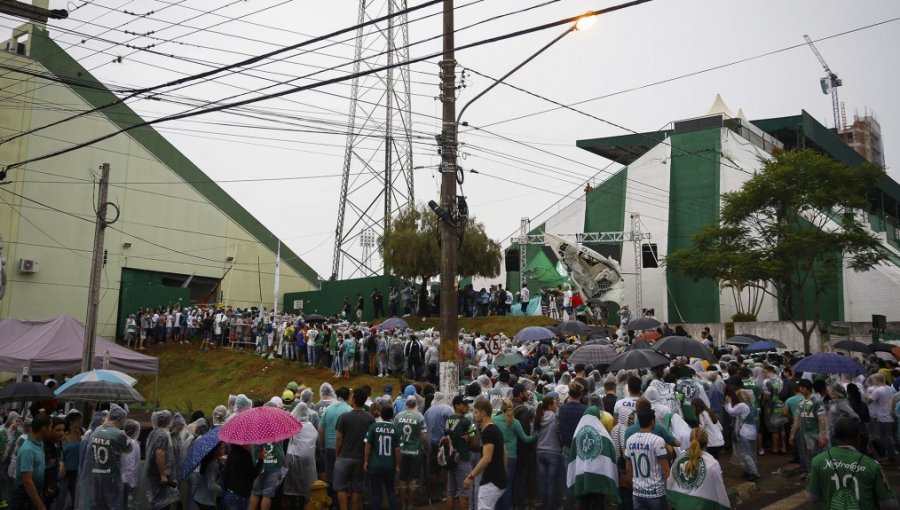 Bajo la lluvia, Chapecó prepara el multitudinario homenaje a las víctimas del vuelo Lamia