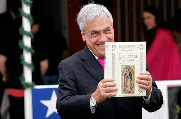 Sebastián Piñera pide perdón a Adán y a Abel tras reescribir la Biblia