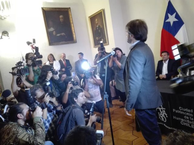 Jorge Sharp asume como alcalde de Valparaíso con gritos de "Si se pudo"