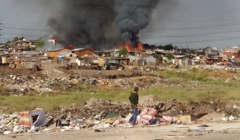 Incendio arrasa con 17 viviendas en campamento de Maipú