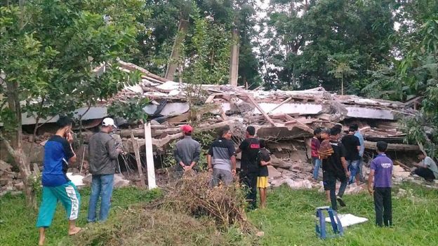 Sismo en Indonesia: Mueren más de 50 personas tras sismo de 6,4 a baja profundidad