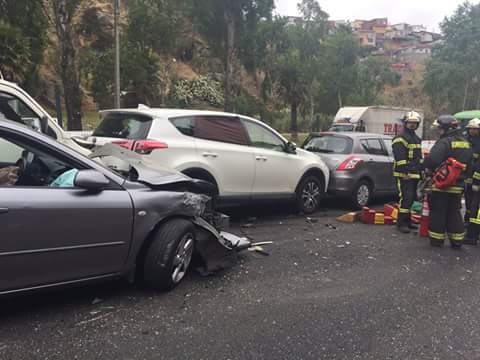 Choque múltiple en camino Santos Ossa en Valparaíso involucra al menos a 5 vehículos