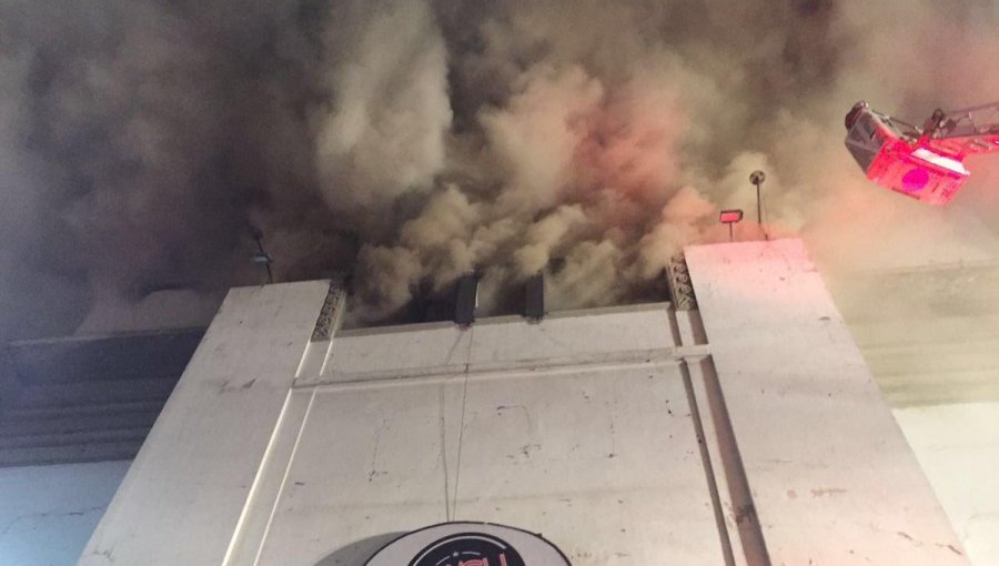 Violento Incendio en Discotheque Kmasú moviliza una venintena de compañías de Bomberos