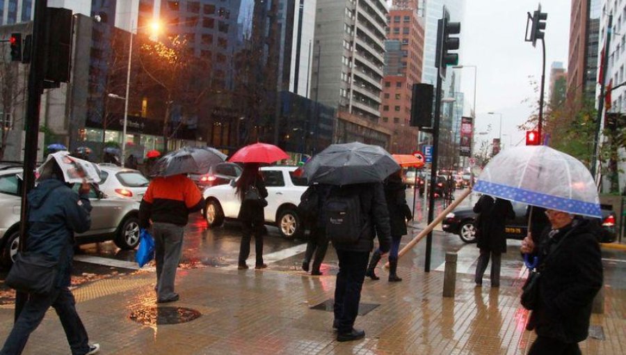 Lluvias producen anegamientos en Santiago y corte de luz a más de 16 mil hogares
