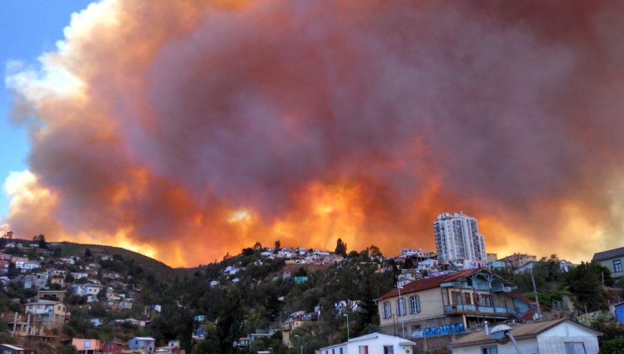 Dantescas imágenes de mega incendio en Valparaíso