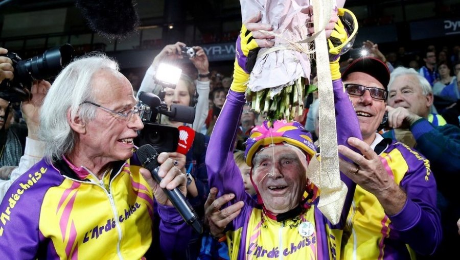 Francés de 105 años de edad explica cómo logró su récord de ciclismo
