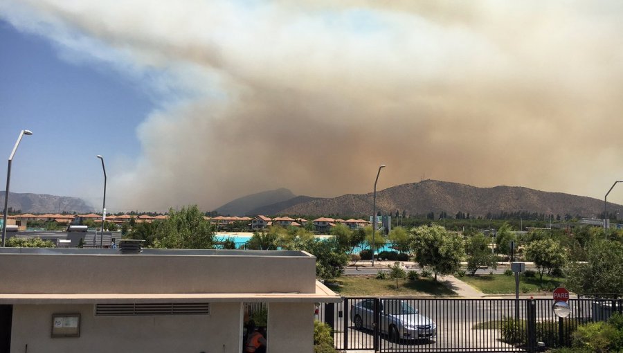 Se declara Alerta Roja por incendio en Cuesta Barriga en comuna de Padre Hurtado