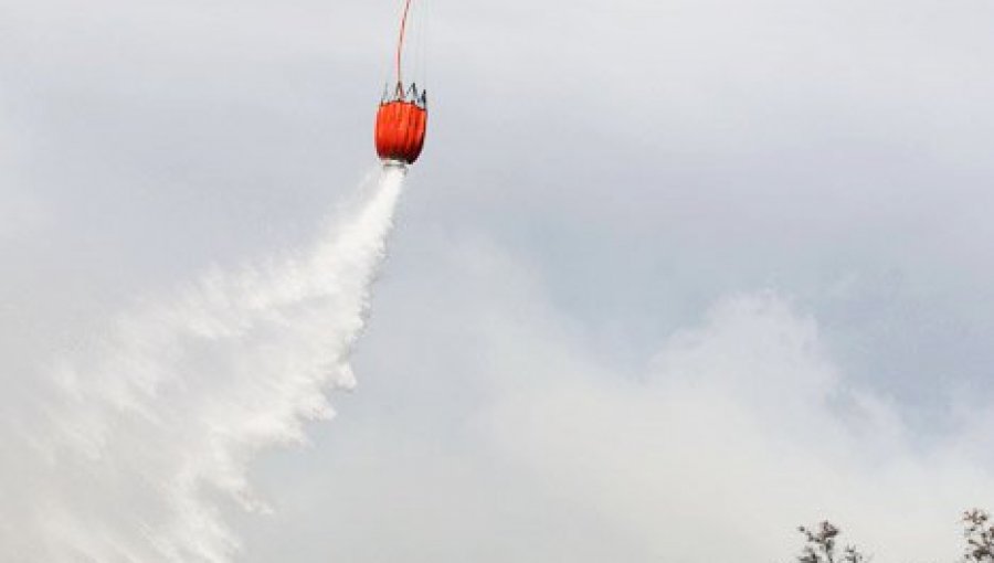 Helicóptero de Conaf que combatía incendio forestal capotó en el sur del país