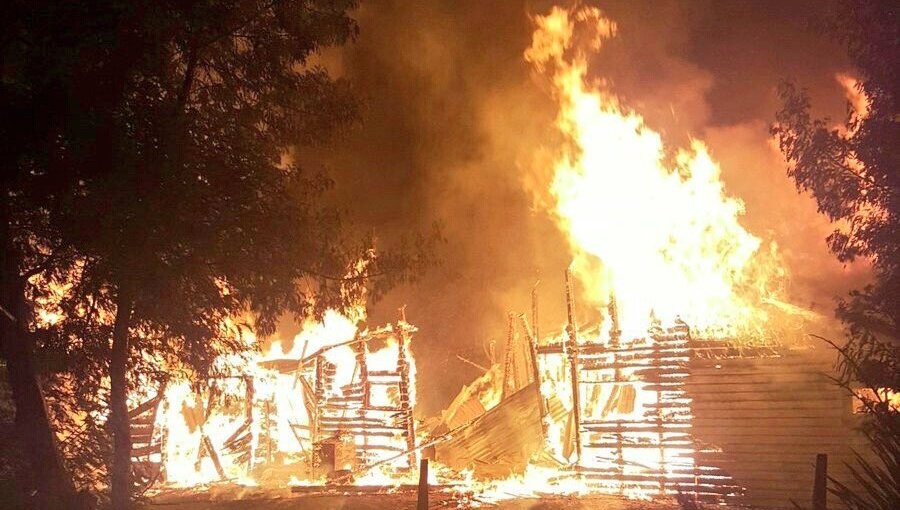 Ataque incendiario en Cañete deja un muerto: Dos viviendas y una camioneta destruidas