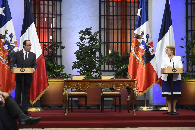 Michelle Bachelet recibe a Presidente de Francia Hollande en La Moneda