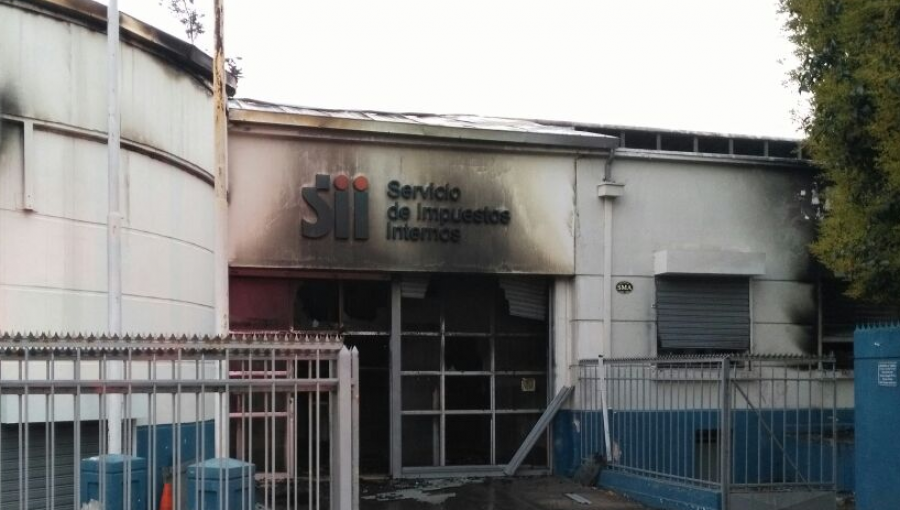 Un atentado habría sido el incendio que afectó a oficina del SII