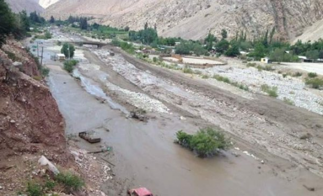Río Chollay se desborda y colapsa comuna de Alto del Carmen