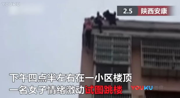 Video: La agarró del pelo cuando intentaba tirarse de un edificio