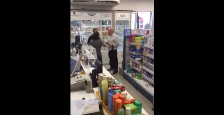Video: Brutal acto de xenofobia al interior de una farmacia nacional