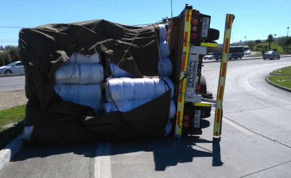 Hombre sale ileso tras volcar su camión en Talcahuano