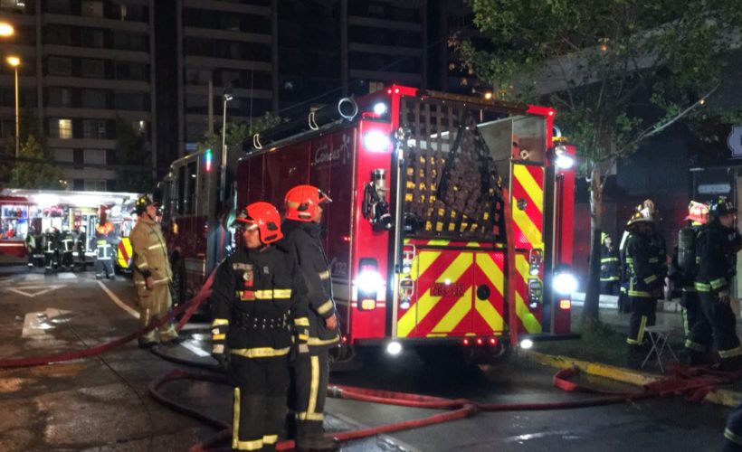 Incendio en departamento de Las Condes obliga a evacuación completa de edificio