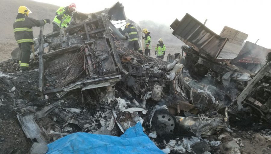Dos camiones colisionan de frente en Iquique: Unos de sus conductores muere calcinado