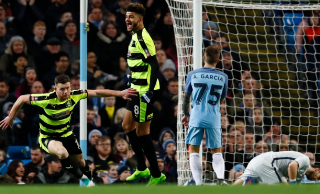 La floja reacción de Claudio Bravo que terminó en gol del Huddersfield