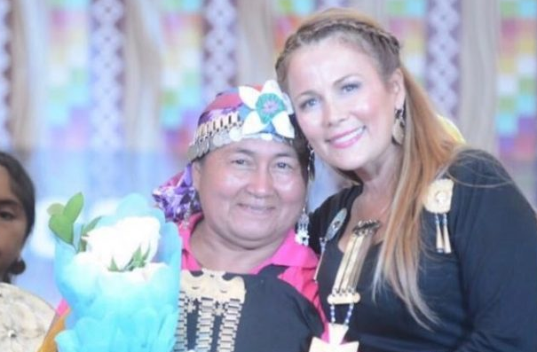 Cathy Barriga realizó desfile de modas con mujeres mapuches