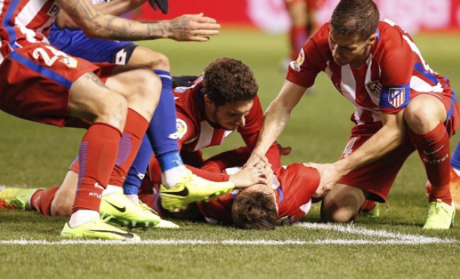 Impactante caída de Fernando Torres generó el pánico en todo el estadio