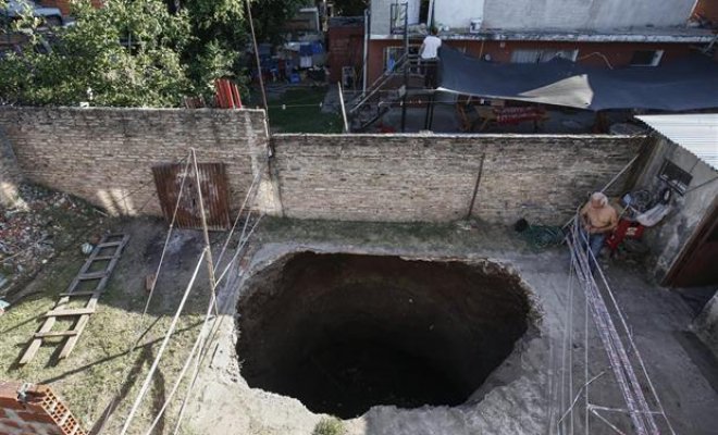 Mujer cayó en un hoyo de 10 metros en su propio patio en Argentina