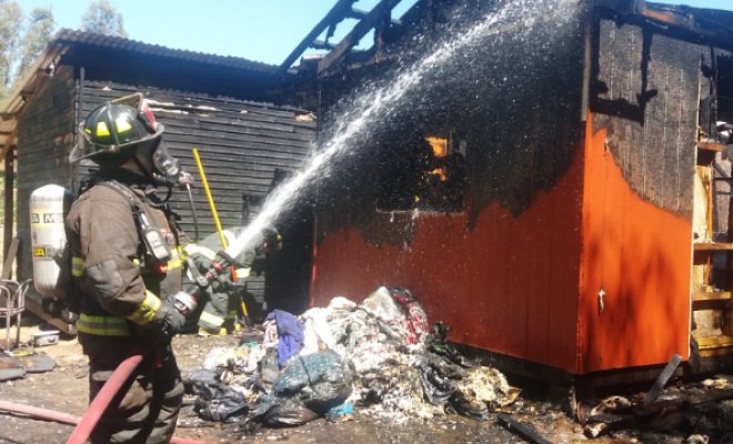 Incendio destruye dos viviendas y deja tres damnificados en Talca