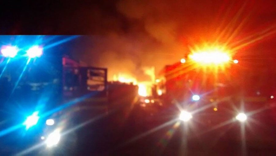 Incendio afecta al menos a 15 locales comerciales en Quillota