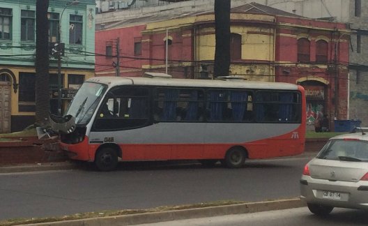Micro en Valparaíso protagoniza accidente de tránsito y deja a seis lesionados