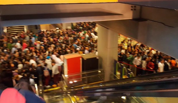 Línea 5 del metro presenta atrasos generando colapso en los usuarios