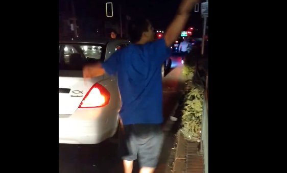 Video: Taxistas increpan a chofer de Uber y le destruyen el vehículo