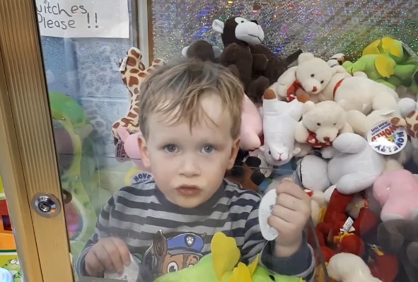 Video: Niño quedó atrapado dentro de una máquina de peluches