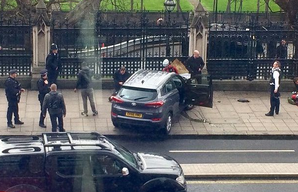 Tiroteo a las afueras del Parlamento londinense deja al menos 12 heridos