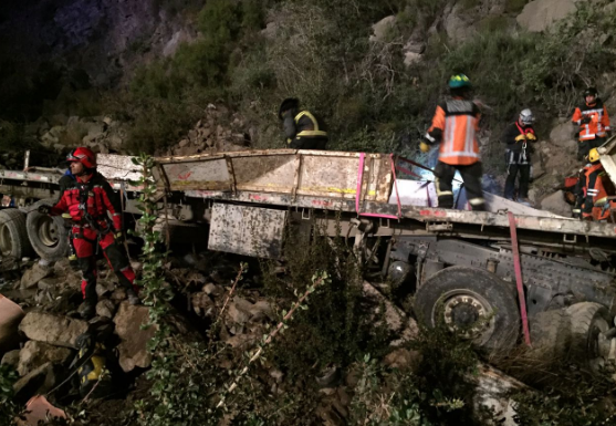 Conductor de camión muere tras desbarrancar camino a Farellones