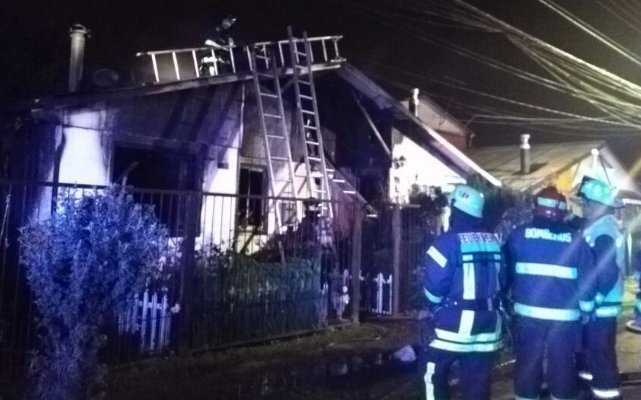 Ocho damnificados y dos casas consumidas dejó un incendio en Valdivia
