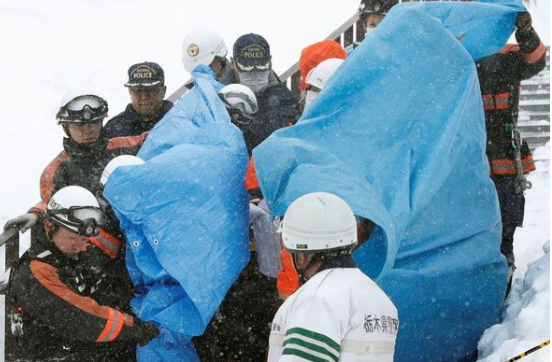Ocho jóvenes muertos y diversos heridos deja una avalancha en Japón