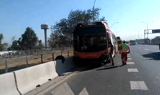 Bus del Transantiago protagoniza accidente en autopista General Velásquez