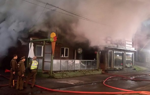 Violento incendio destruyó por completo conocido restaurante de Puerto Varas