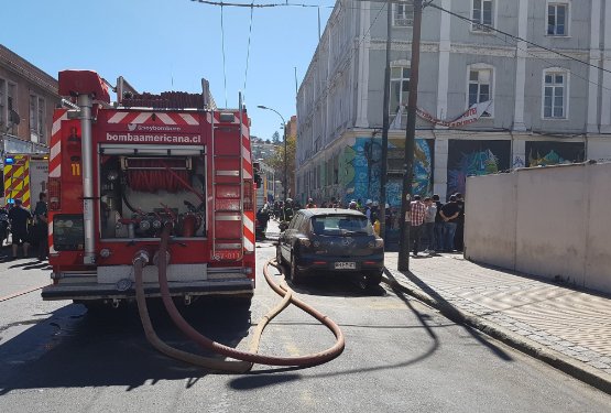 Incendio estructural se registró cerca de Plaza Sotomayor en Valparaíso