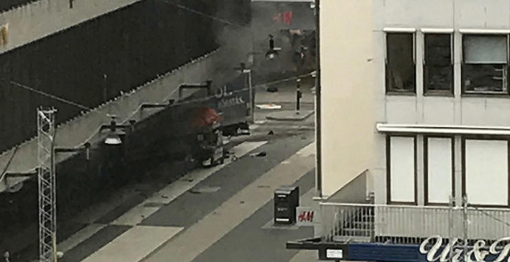 Las primeras imágenes del pánico desatado en Estocolmo tras embestida de un camión
