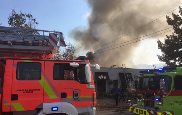 Incendio consume centro comercial en la comuna de Vitacura