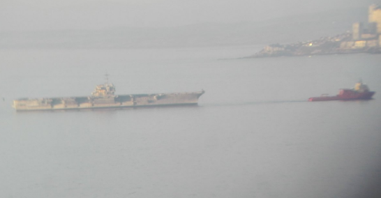 Portaaviones norteamericano realiza “visita express” a la bahía de Valparaíso