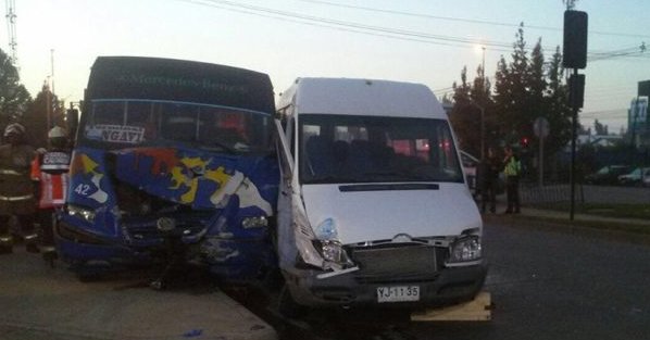 Colisión entre microbús y furgón escolar deja 11 heridos en Linares