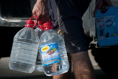 Aguas Andinas llama a juntar agua ante eventual corte en Región Metropolitana