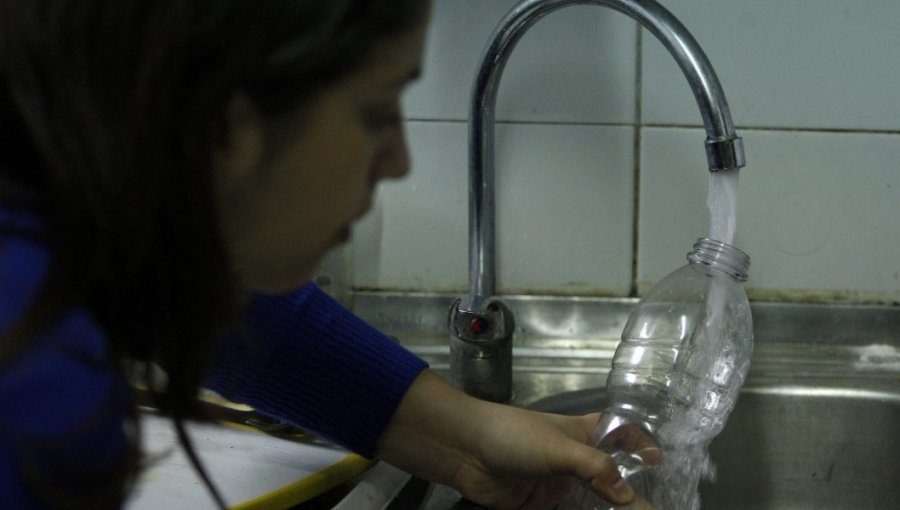 Aguas Andinas informó que el 100% de la población tiene agua potable
