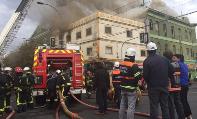 Incendio estructural consume restaurant y una residencia en pleno centro de Valparaíso