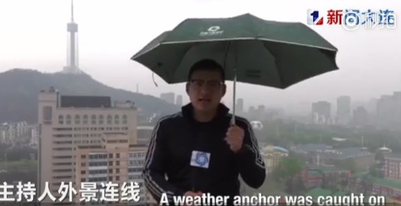 Periodista chino es impactado por un rayo mientras realizaba despacho en directo